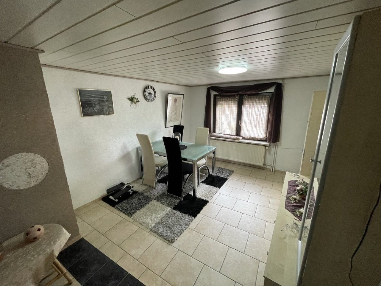 großes Esszimmer (Decken niedrig) großes Esszimmer (Decken niedrig)