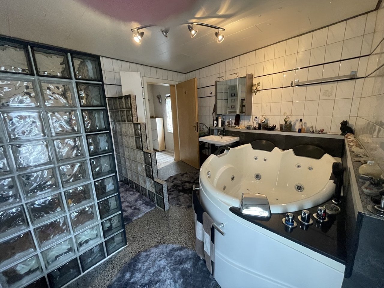 Wellness-Bad mit Dusche, WC und Whirlpool Wellness-Bad mit Dusche, WC und Whirlpool