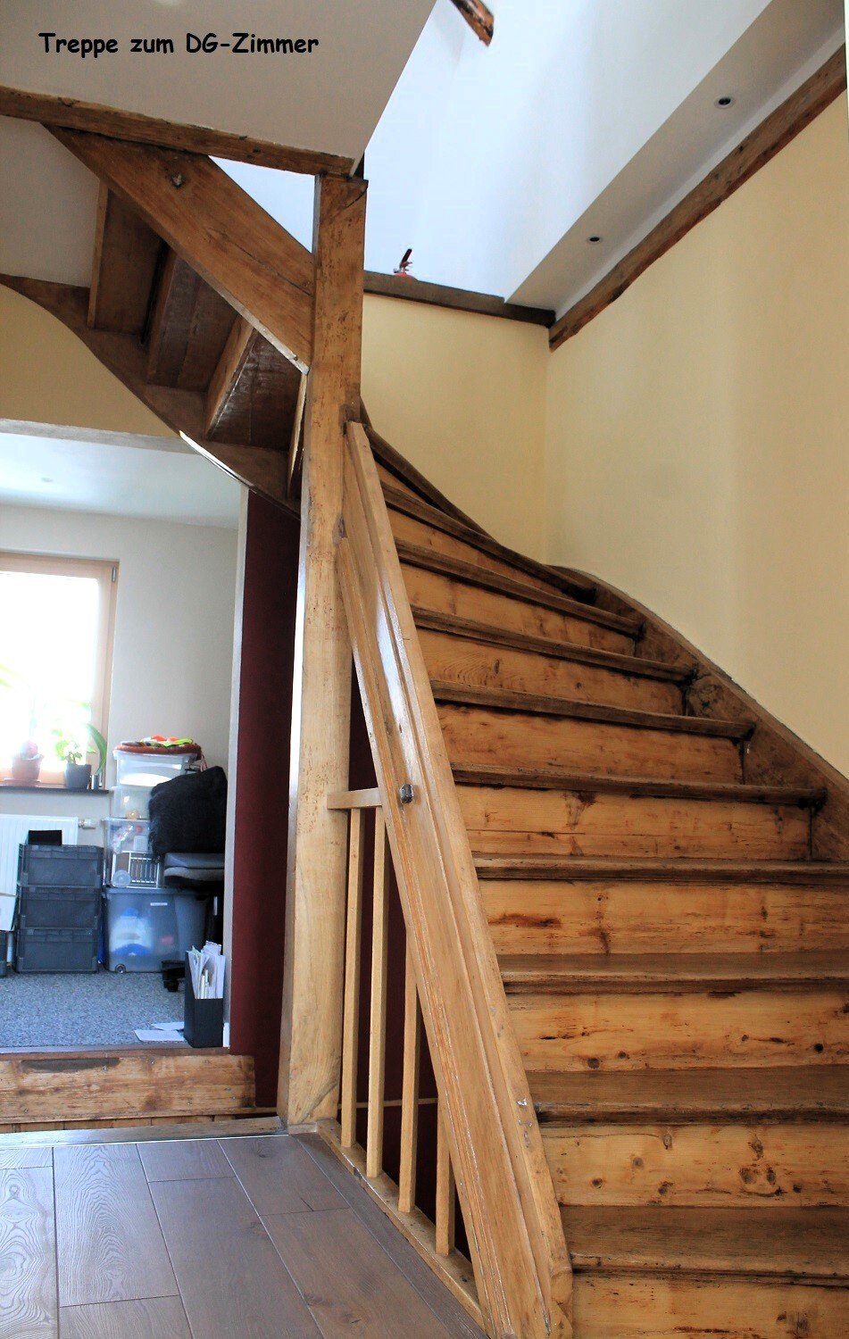 Holztreppe vom Obergeschoss zum Dachgeschoss 