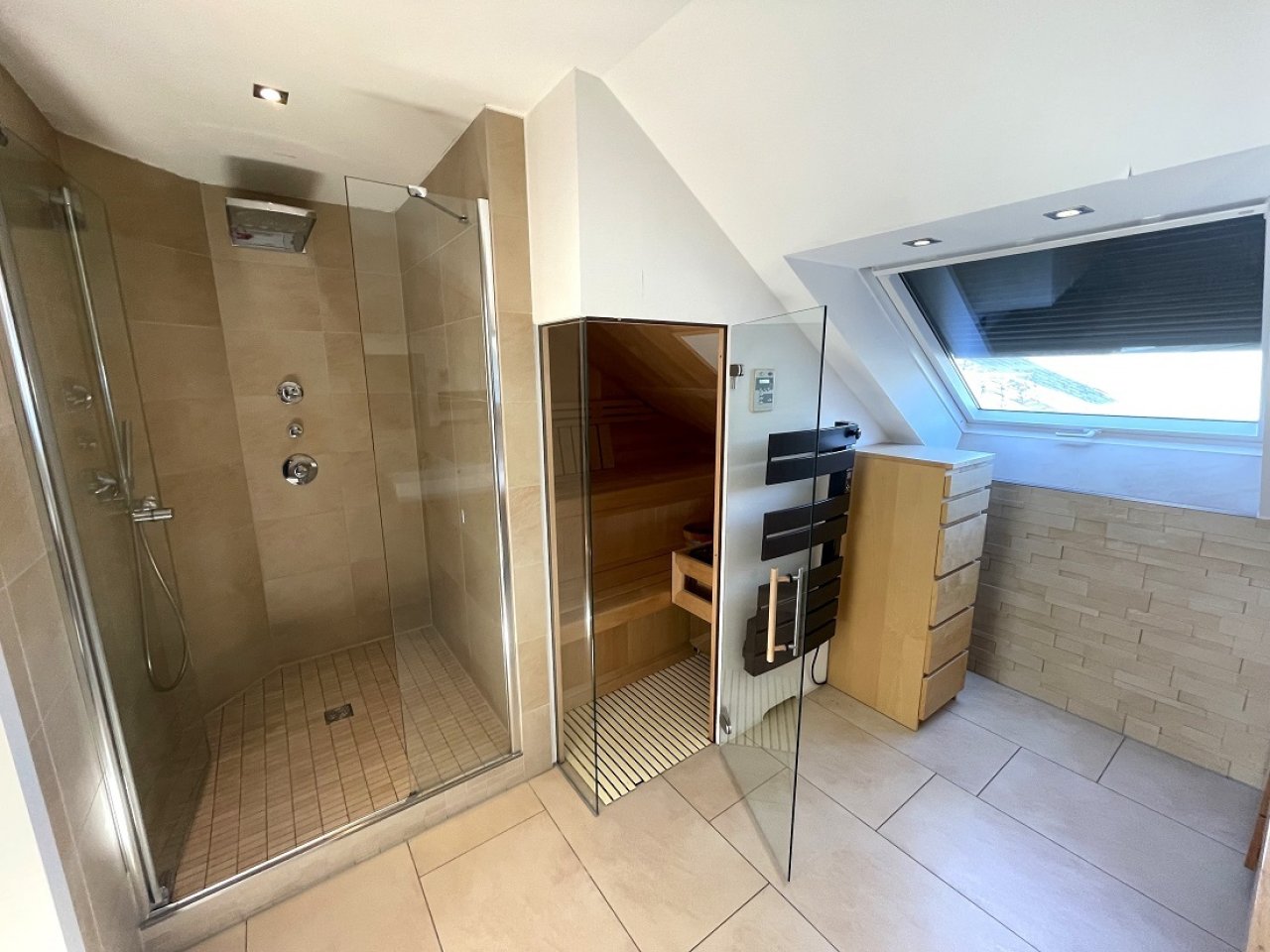 Hauptbad im OG mit Sauna und Dusche, WC Hauptbad im OG mit Sauna und Dusche, WC