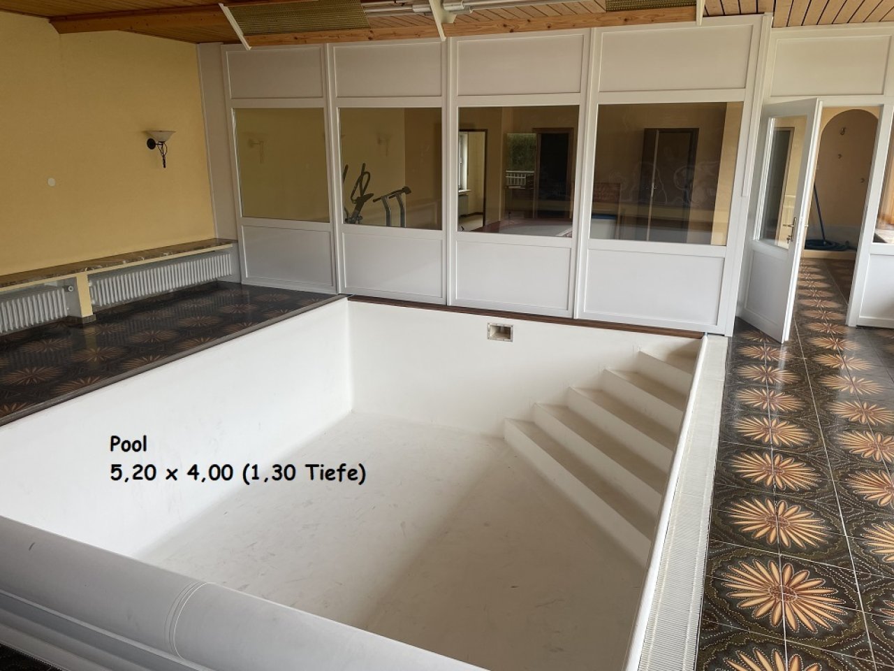 Pool mit neuer Zwischenwand zum Fitnessraum Pool mit neuer Zwischenwand zum Fitnessraum