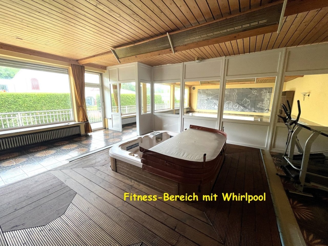 Fitnessbereich mit Whirlpool Fitnessbereich mit Whirlpool