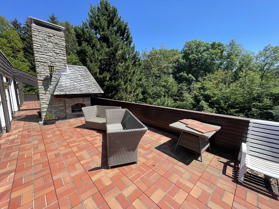 Terrasse mit Grillkaminofen (herlicher Blick in den Wald)