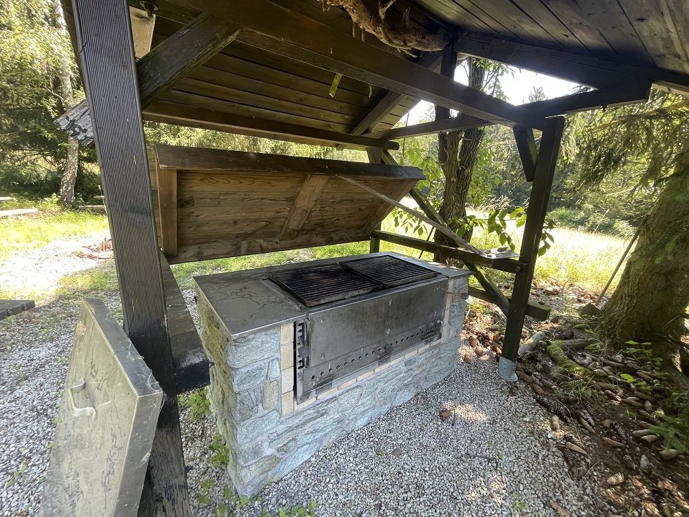 großer Grill mit Regenschutz 