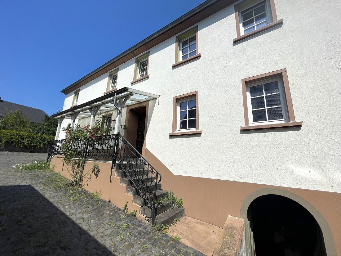 Vorderseite Haus mit kleiner Terrasse 