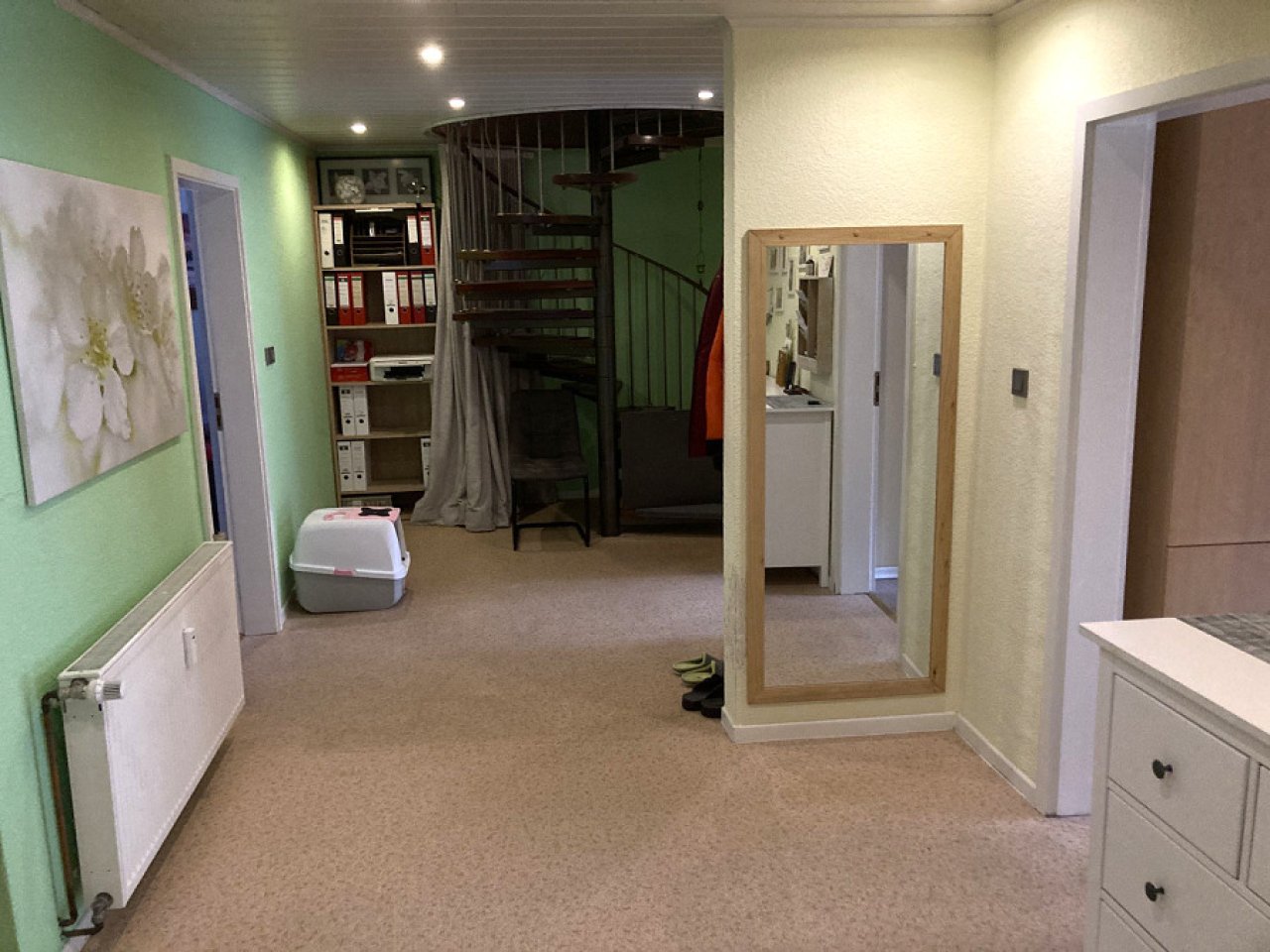 Eingangsflur mit Wendeltreppe zum Dachgeschoss Eingangsflur mit Wendeltreppe zum Dachgeschoss
