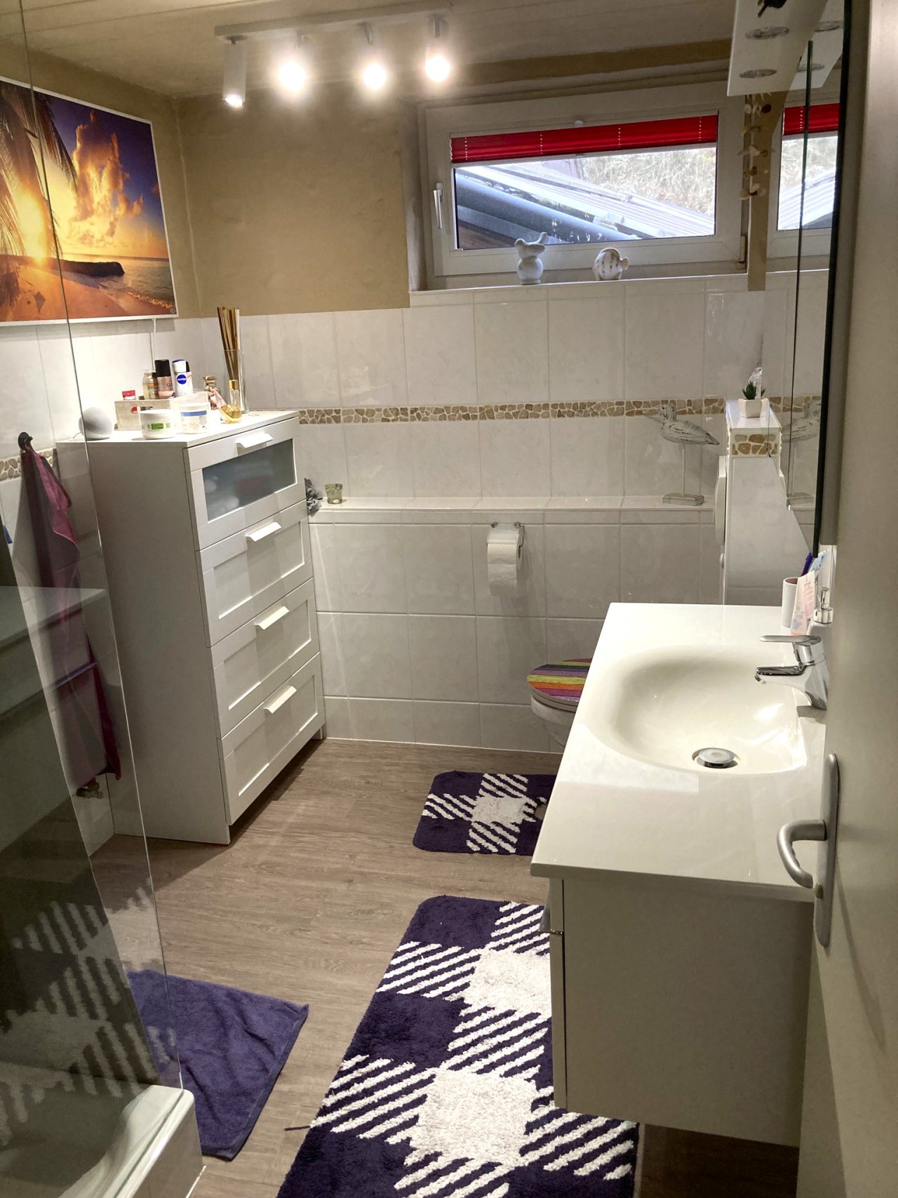 Bad mit Dusche, WC im 2. OG mit Fenster Bad mit Dusche, WC im 2. OG mit Fenster