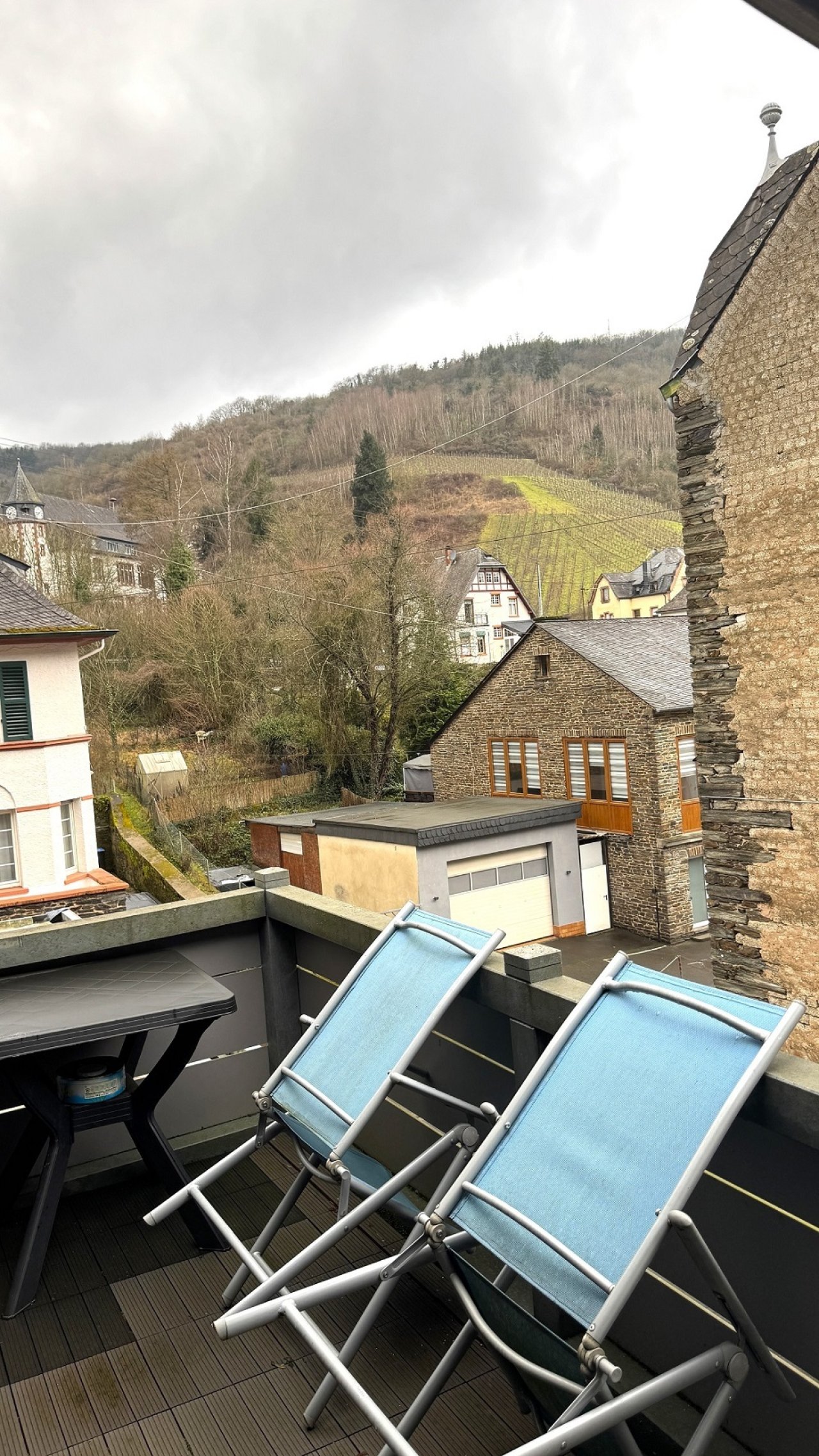 Balkon im 2. OG / 3,0 x 1,5 Meter (Straßenseite) Balkon im 2. OG / 3,0 x 1,5 Meter (Straßenseite)