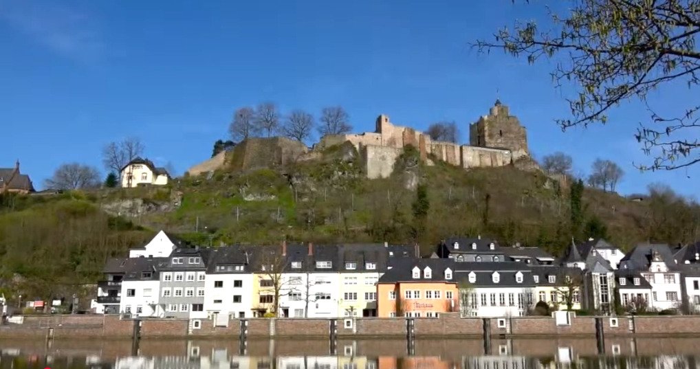 Die Ruine Saarburg / unten Staden am Wasser