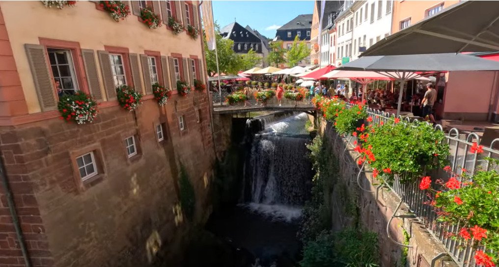 Der Wasserfall über 18 Meter tief 